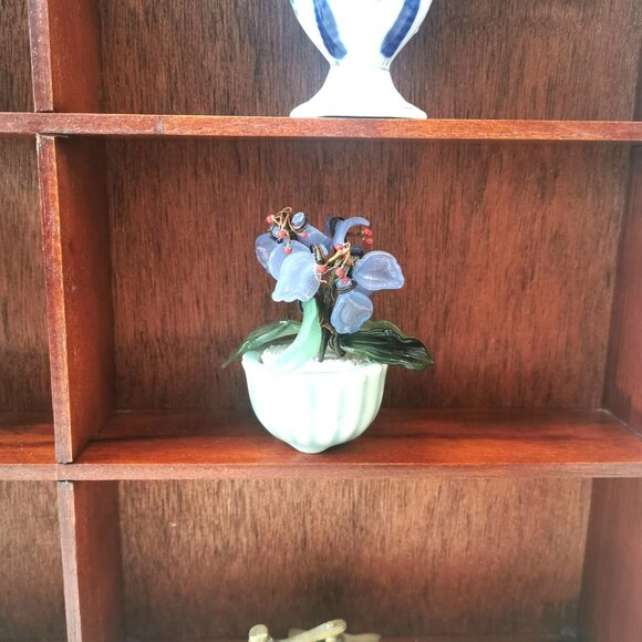 1960s Solid Wood Curio Cabinet w/ Teardrop Brass Pull AND 8 Vintage Knick-Knacks - Picture 8 of 13